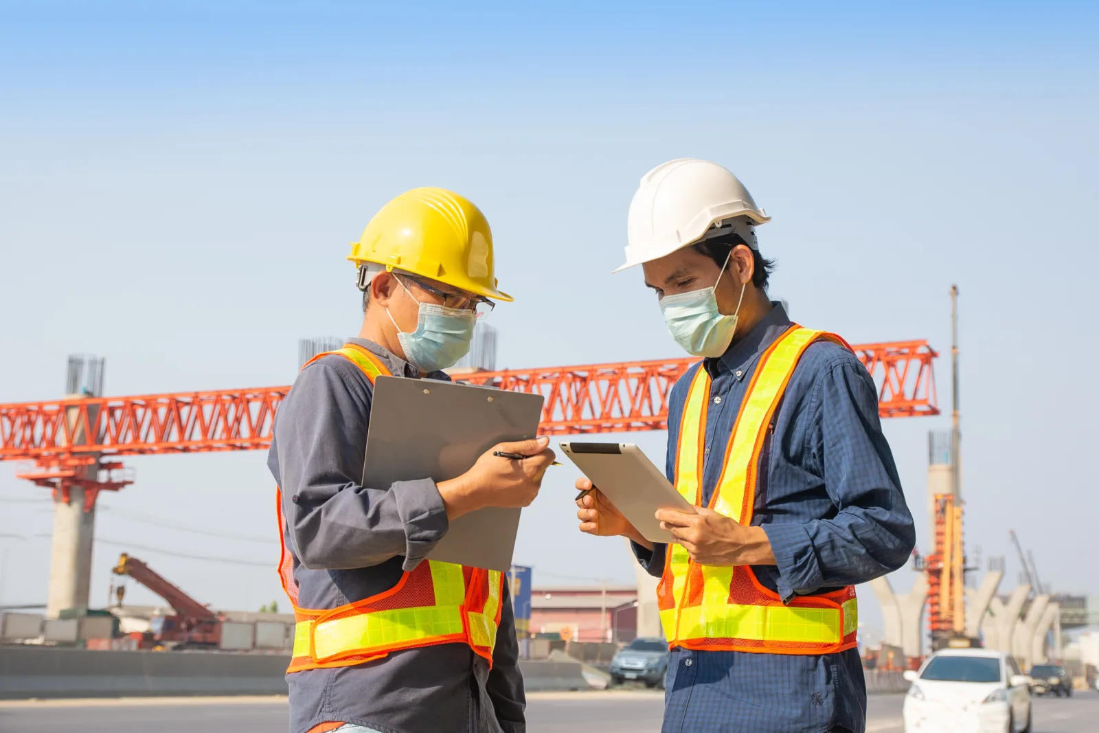建設現場でタブレットを確認する技術者